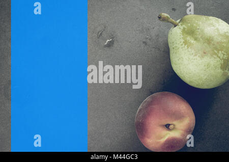 Frische reife Früchte der Saison auf einen Stein Oberfläche - Birne und Pfirsich Stockfoto
