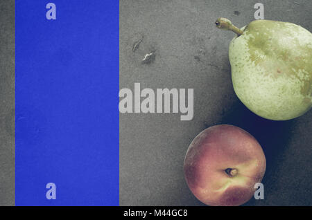 Frische reife Früchte der Saison auf einen Stein Oberfläche - Birne und Pfirsich Stockfoto