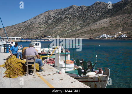 Fischer Instandsetzung Fischernetze auf Kai, Kamares, Sifnos, Kykladen, Ägäis, griechische Inseln, Griechenland, Europa Stockfoto