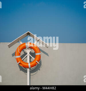 Orange leben Boje auf der Pier Stockfoto