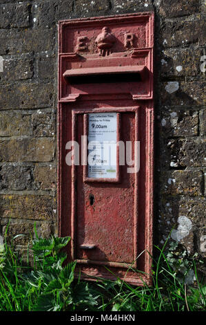 Edward VII Post Box in eine Mauer an Cowgrove gesetzt, in der Nähe Wimborne, Dorset. Stockfoto