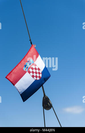 Kroatische Flagge im Wind auf einer Yacht Stockfoto