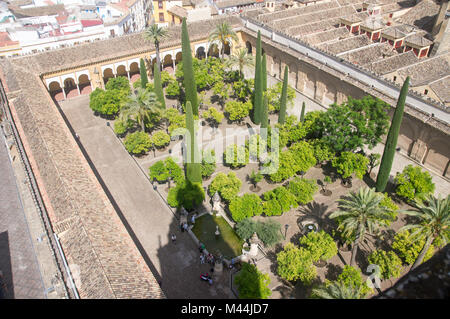 Cordoba in Spanien: der Ausblick vom Glockenturm, mit Blick auf den Hof von Orangen Stockfoto