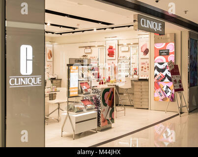 Hong Kong - 11. Februar 2018: Clinique Store in Hongkong. Clinique Laboratories, LLC ist ein US-amerikanischer Hersteller von Hautpflege, Kosmetik, Pflegeprodukte Stockfoto