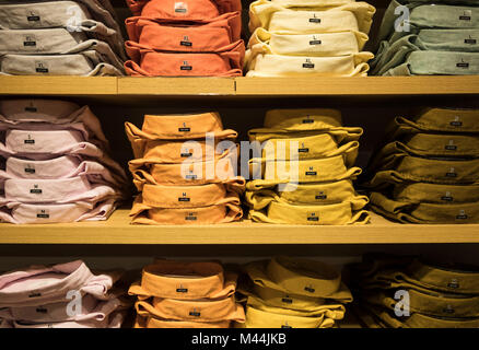 Hongkong, 21. JANUAR 2018: Shirt Kleidung in einem Store in Hongkong stack. Stockfoto