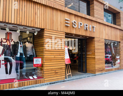 Hong Kong - 11. Februar 2018: Esprit shop in Hongkong. Esprit ist ein Hersteller von Kleidung, Schuhe, Accessoires, Schmuck. Stockfoto