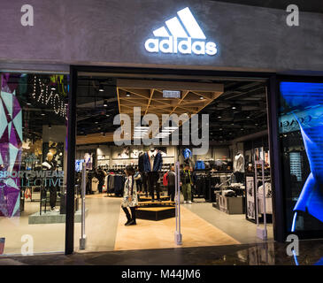 Hong Kong - 11. Februar 2018: Adidas Store in Hongkong. Adidas ist ein deutscher Konzern, der größten Sportswear Hersteller in Europa und die 2. Stockfoto