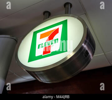 Hongkong - Februar 1, 2018: 7-Eleven shop in Hongkong. 7-Eleven oder 7-11 ist eine internationale Kette von Läden und vor allem arbeitet benötigten Stockfoto