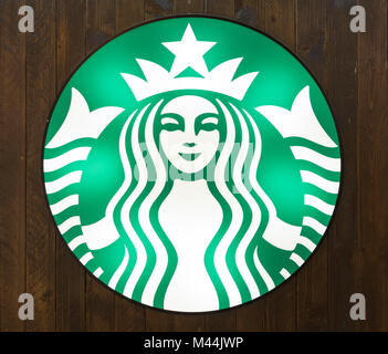 Hong Kong - 11. Februar 2018: Starbucks in Hongkong. Starbucks Corporation ist ein US-amerikanischer Kaffee und Kaffeehaus Kette. Stockfoto
