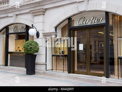 Hongkong - Februar 4, 2018: CARTIER Fashion Store in Hongkong. Cartier ist eine französische Luxusgüter Konglomerat Unternehmen und verkauft Schmuck und Watche Stockfoto