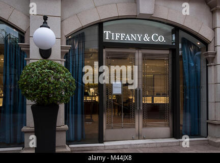 Hongkong - Februar 4, 2018: Tiffany & Co. Retail Mall in Hong Kon. Tiffany's ist ein Luxus Schmuck und Fachhändler mit Sitz in New York C Stockfoto