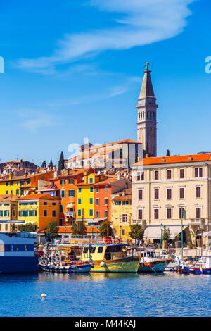 Hafen und Marina in wundervoll romantischen Altstadt von Rovinj, Istrien, Kroatien, Europa Stockfoto