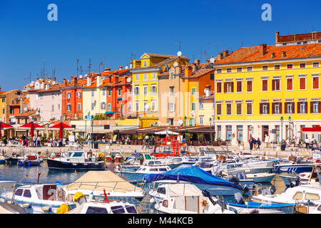 Hafen und Marina in wundervoll romantischen Altstadt von Rovinj, Istrien, Kroatien, Europa Stockfoto