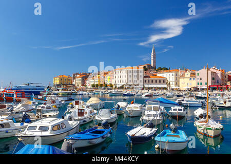 Hafen und Marina in wundervoll romantischen Altstadt von Rovinj, Istrien, Kroatien, Europa Stockfoto