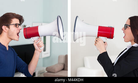 Collage von Mann und Geschäftsfrau schreien in Megaphone zu Hause Stockfoto