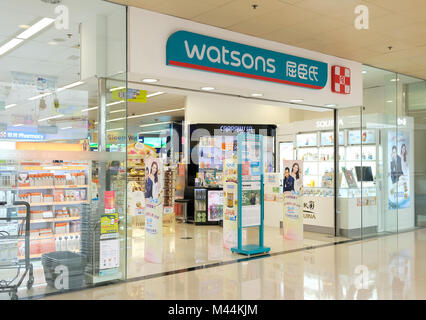 Hongkong - Februar 4, 2018: Watson Store in Hongkong. Watsons persönliche Betreuung speichert, bekannt als Watsons, ist die größte Gesundheit und Schönheit Stockfoto