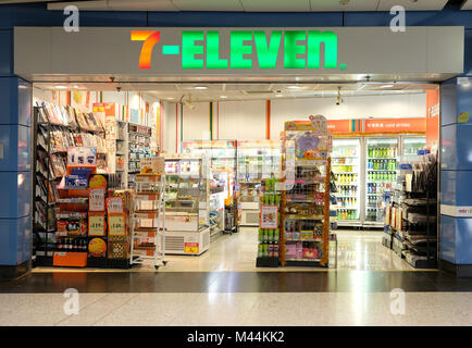 Hongkong - Februar 11, 2018: 7-Eleven shop in Hongkong. 7-Eleven oder 7-11 ist eine internationale Kette von Läden und vor allem arbeitet Usi Stockfoto