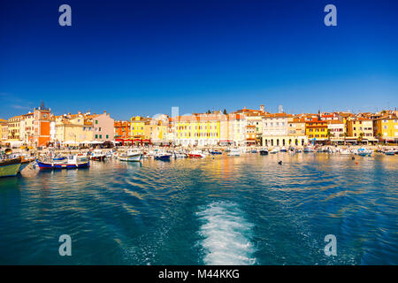 Hafen und Marina in wundervoll romantischen Altstadt von Rovinj, Istrien, Kroatien, Europa Stockfoto