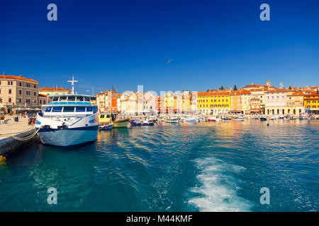 Hafen und Marina in wundervoll romantischen Altstadt von Rovinj, Istrien, Kroatien, Europa Stockfoto