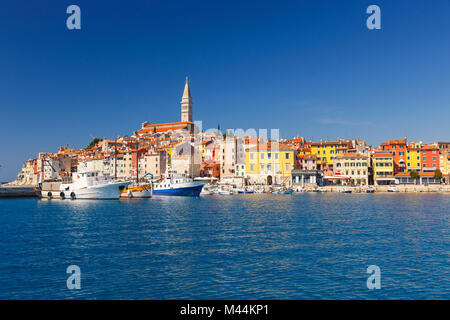 Hafen und Marina in wundervoll romantischen Altstadt von Rovinj, Istrien, Kroatien, Europa Stockfoto