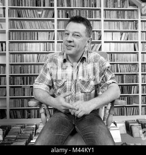 BBC Radio DJ Andy Kershaw fotografiert in seiner Londoner Wohnung, 20. Januar 2005. Stockfoto