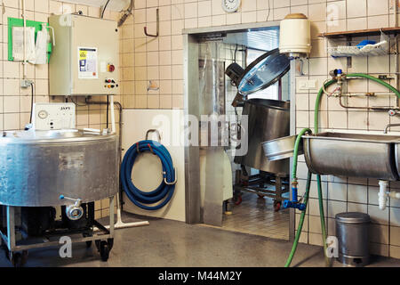 Rolde, Niederlande - Januar 28, 2014: in einer kleinen ökologischen Molkerei, wo Sie auch Käse produzieren. Stockfoto