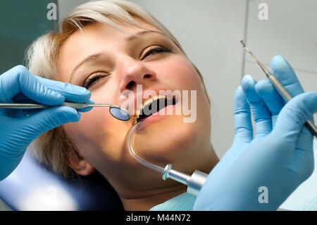 Zahnarzt mit Patienten, dental Calculus entfernen Stockfoto