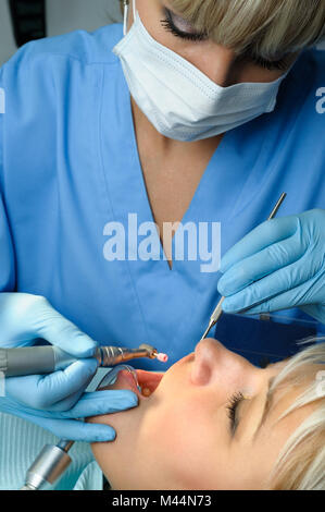 Zahnarzt mit Patienten, Polieren und Veredelung Stockfoto