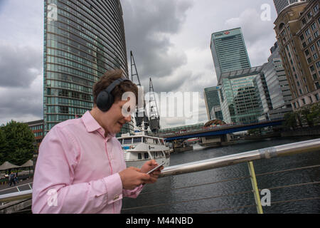 London, Vereinigtes Königreich. Sekretärin an Mittagspause. Canary Wharf finanzielle Bezirk Tower Hamlets. Stockfoto