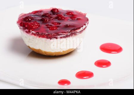 Himbeer-Käse-Kuchen und Eis-ball Stockfoto