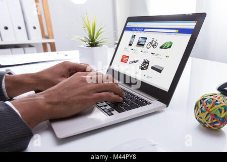Nahaufnahme der Kaufmann Hand tun, Online Shopping auf Laptop im Büro Stockfoto
