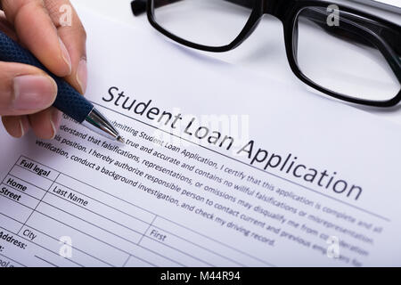 Nahaufnahme von einer Person Hand Befüllen Student Loan Application Form Stockfoto