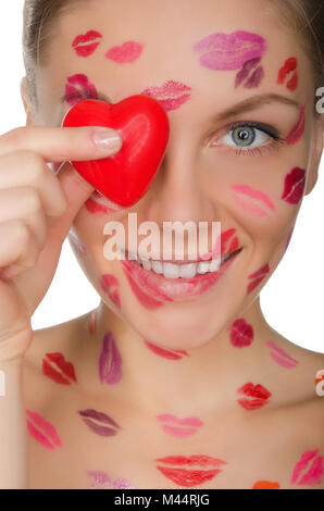 Schöne Frau mit Küssen auf dem Gesicht halten Herzen Augen Stockfoto