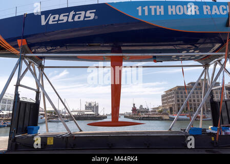 Kapstadt Waterfront Western Cape Südafrika. Vestas Racing Yacht aus dem Wasser mit dem Kiel ausgesetzt. Volvo Ocean Race Dezember 2017 Stockfoto