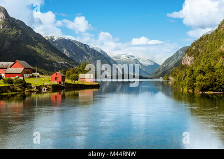 Stadt in der Nähe von Odda ist Norwegen Trolltunga rock Stockfoto