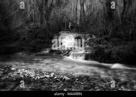 Wasserfälle in der Nähe der Quelle des Flusses Aniene, in der Gemeinde von Trevi nel Lazio, Italien. Das Wasser geht durch kleine Gradienten und Formen s Stockfoto