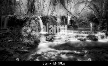 Wasserfälle in der Nähe der Quelle des Flusses Aniene, in der Gemeinde von Trevi nel Lazio, Italien. Das Wasser geht durch kleine Gradienten und Formen s Stockfoto