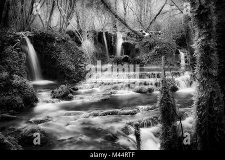 Wasserfälle in der Nähe der Quelle des Flusses Aniene, in der Gemeinde von Trevi nel Lazio, Italien. Das Wasser geht durch kleine Gradienten und Formen s Stockfoto