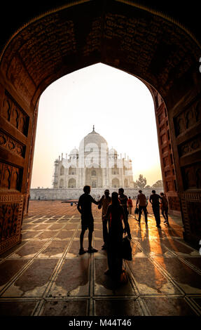 Blick auf den Taj Mahal von Moschee, Agra, Uttar Pradesh, Indien Stockfoto