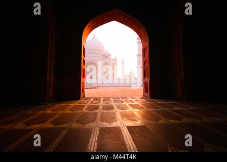 Blick auf den Taj Mahal von Moschee, Agra, Uttar Pradesh, Indien Stockfoto