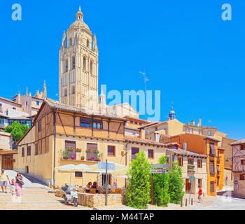 Segovia, Spanien - Juni 07, 2017: engen mittelalterlichen Gassen der Stadt Segovia, in der Nähe von Madrid. 1985 In der Altstadt von Segovia und die Wasserleitung waren de Stockfoto