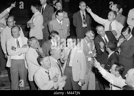 Lager Händler arbeiten eine Grube an der Chicago Board of Trade, Ca. 1955. Stockfoto