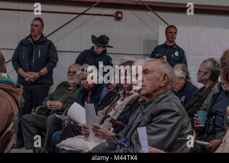 Umstrittene Sitzung am 02-13-2018 in kleinen ländlichen Stadt Julian in San Diego County, Julian Freiwillige Feuerwehr Vorstandssitzung wird von Con besucht Stockfoto
