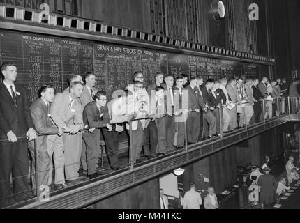 Besucher Masse die anzeigen Galerie mit Blick auf den Gruben an der Chicago Board of Trade, Ca. 1958. Stockfoto