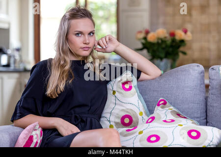 Junge attraktive Frauen in der Lounge sitzen. Stockfoto