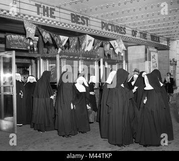 Nonnen aus dem Biograph, ein Chicago Theater, nachdem er Burt Lancaster in "Jim Thorpe, "Ca. 1951. Stockfoto