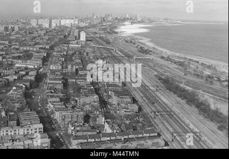 Luftaufnahme von Chicago von Süden nach Norden in Richtung Innenstadt, Ca. 1958. Stockfoto