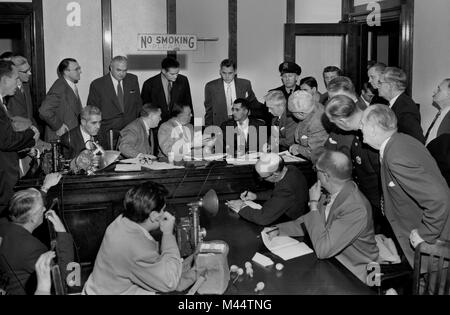 Die polizeiliche Untersuchung zieht einem interessierten Publikum in einem Chicago Gerichtsgebäude, Ca. 1952. Stockfoto