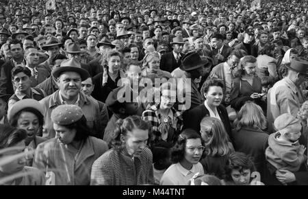 Massive Menge sammelt in der Innenstadt von Chicago, Ca. 1948. Stockfoto