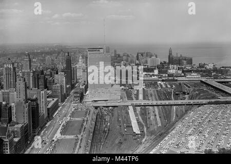 Die neu konstruierte Prudential Gebäude erhebt als erste Chicagos Wolkenkratzer östlich von der Michigan Avenue und südlich des Chicago River, Ca. 1958. Stockfoto